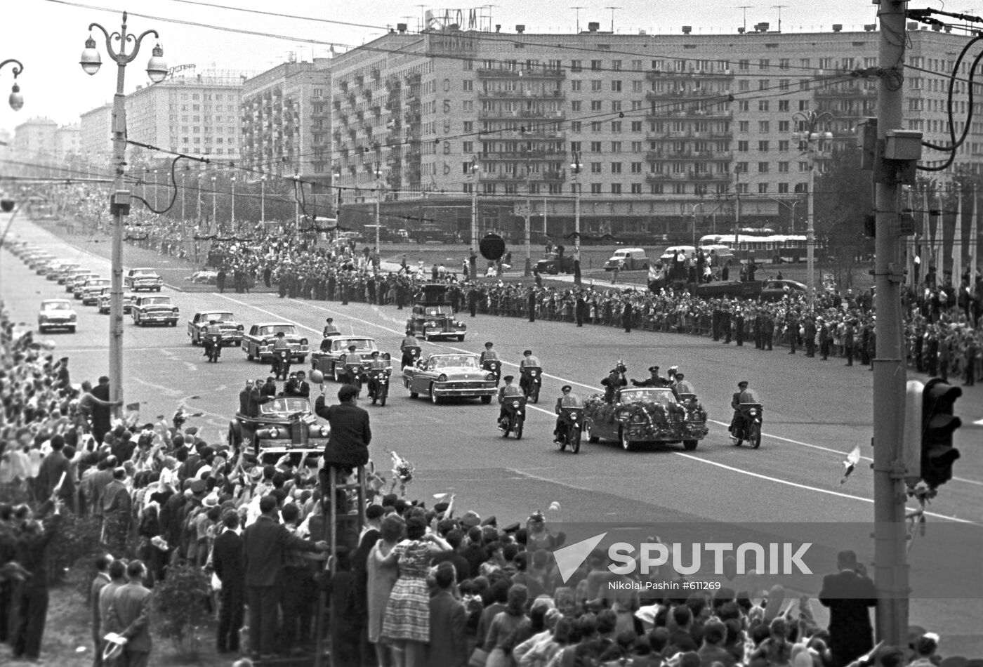 Moscowites welcoming pilot-cosmonauts Andrian Nikolaev and Pavel Popovich