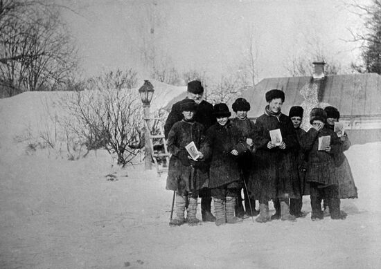 Leo Tolstoy with pupils