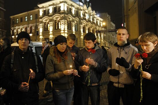 Muscovites commemorate victims of blasts in Moscow