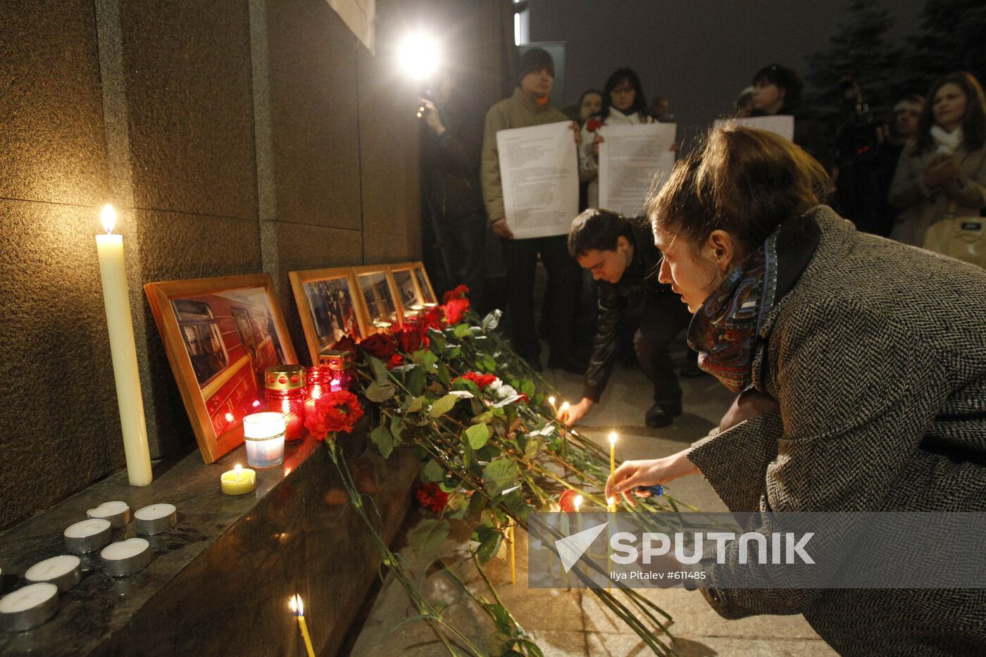 Muscovites commemorate victims of blasts in Moscow