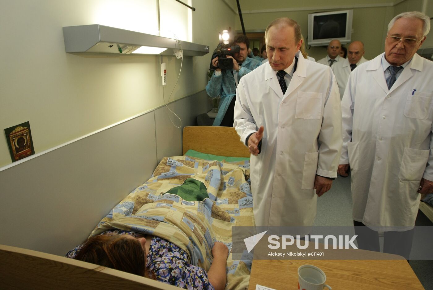 Vladimir Putin visits injured in hospital