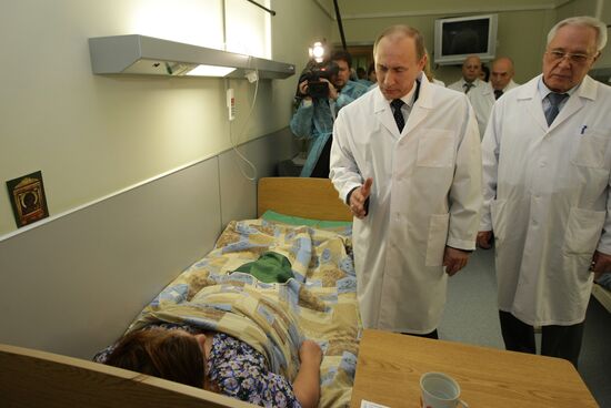Vladimir Putin visits injured in hospital