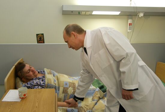 Vladimir Putin visits injured in hospital