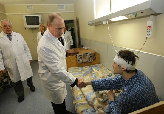 Vladimir Putin visits injured in hospital