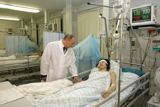 Vladimir Putin visits injured in hospital