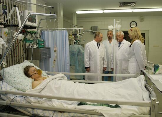 Vladimir Putin visits injured in hospital