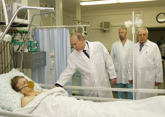 Vladimir Putin visits injured in hospital