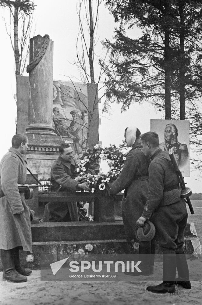 Soldiers laying wreath to the monument of Mikhail Kutuzov