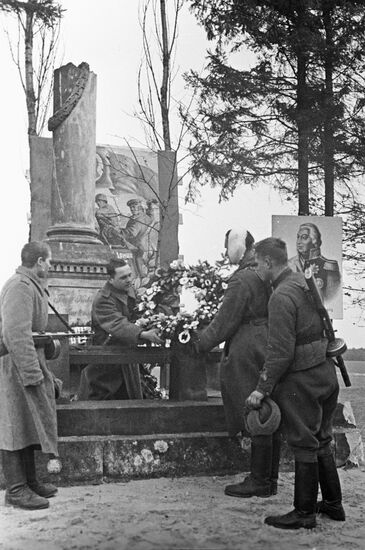 Soldiers laying wreath to the monument of Mikhail Kutuzov