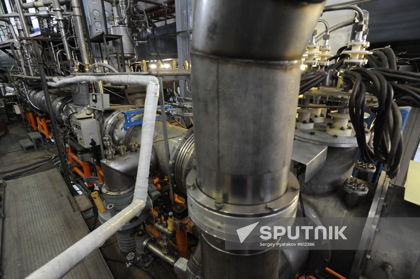 Elements of superconductive nuclear and heavy ion accelerator