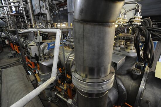 Elements of superconductive nuclear and heavy ion accelerator