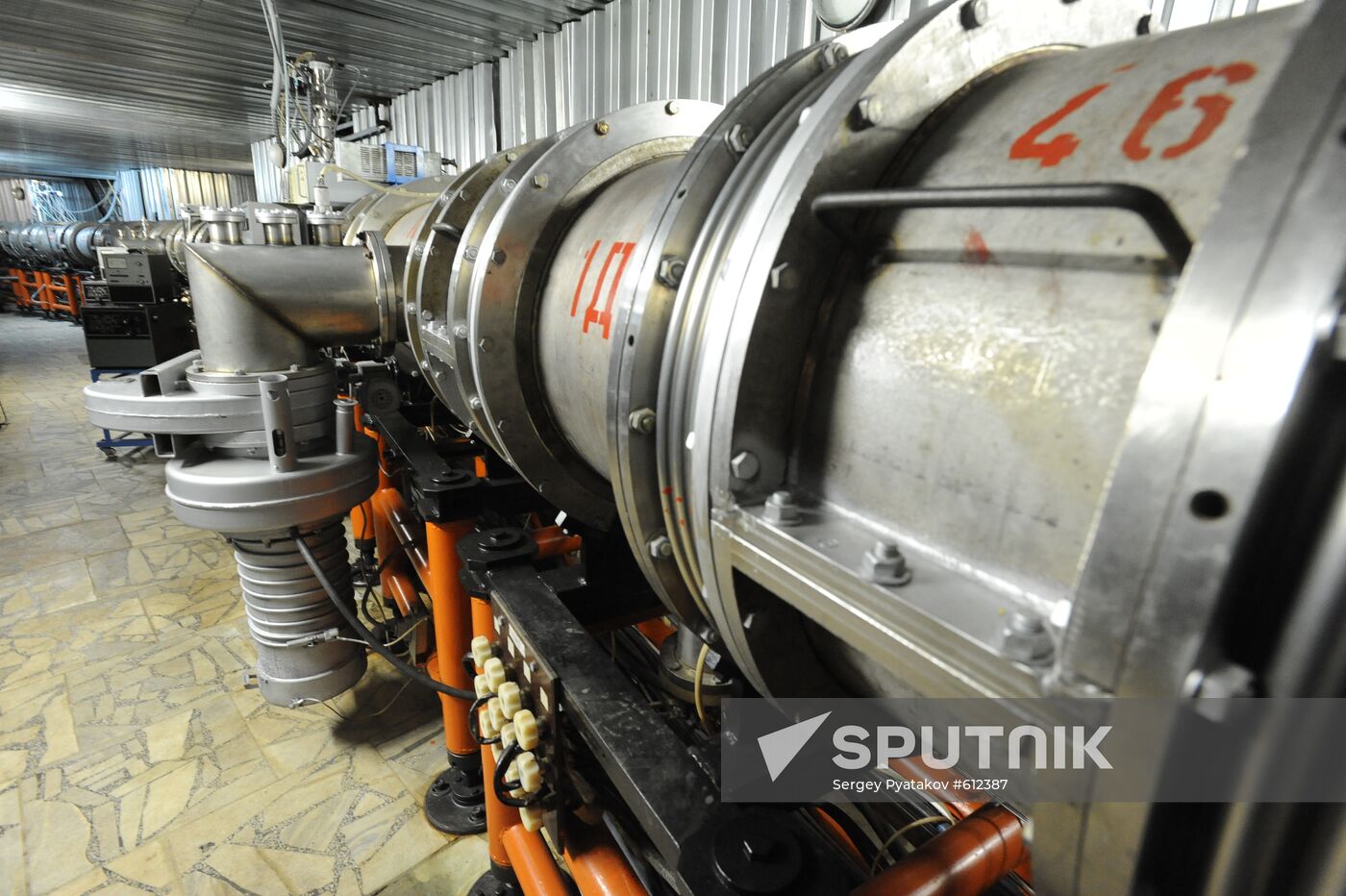 Elements of superconductive nuclear and heavy ion accelerator