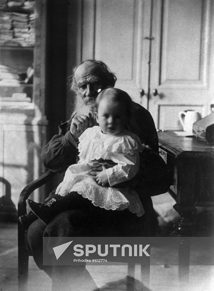 Leo Tolstoy with granddaughter Tanya in Yasnaya Polyana, 1907
