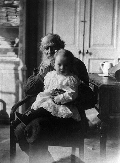 Leo Tolstoy with granddaughter Tanya in Yasnaya Polyana, 1907