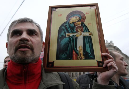 Constitutional rights supporters stage unauthorized rally