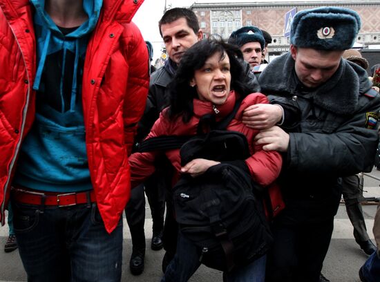 Constitutional rights supporters stage unauthorized rally