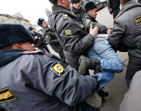 Constitutional rights supporters stage unauthorized rally