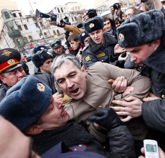 Constitutional rights supporters stage unauthorized rally