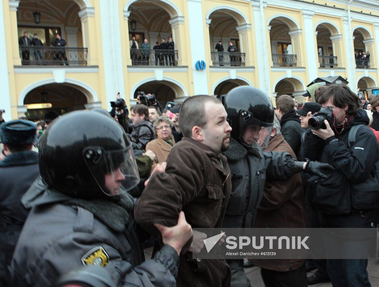 Unauthorized rally participants apprehended in St Petersburg