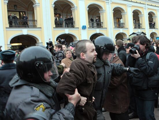 Unauthorized rally participants apprehended in St Petersburg
