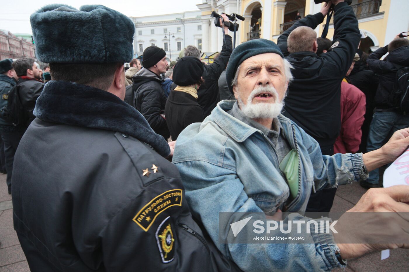 Unauthorized rally participants apprehended in St Petersburg