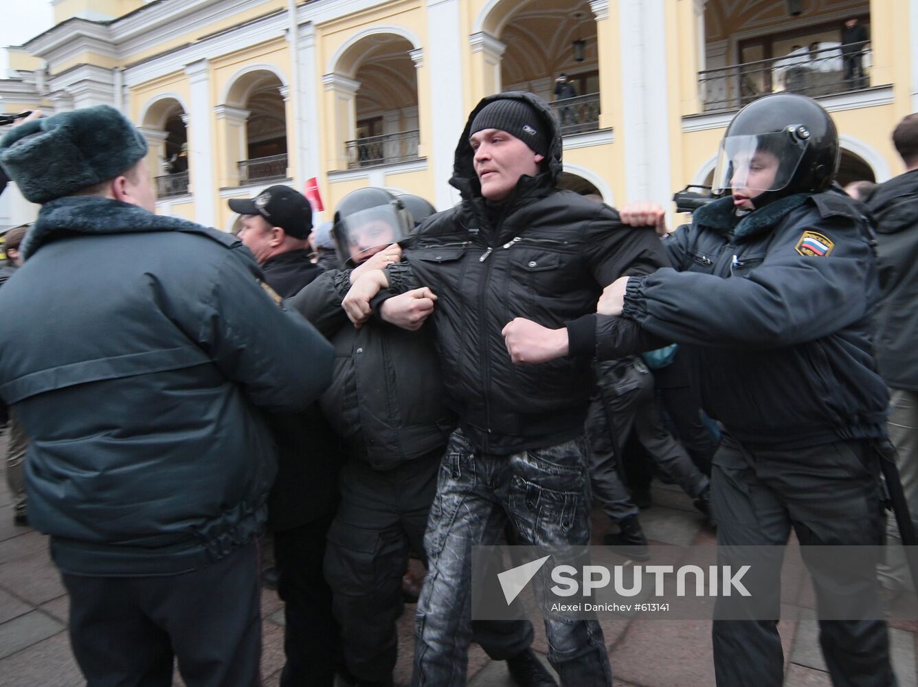 Unauthorized rally participants apprehended in St Petersburg