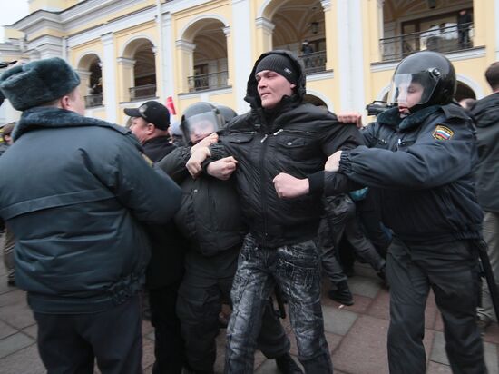 Unauthorized rally participants apprehended in St Petersburg