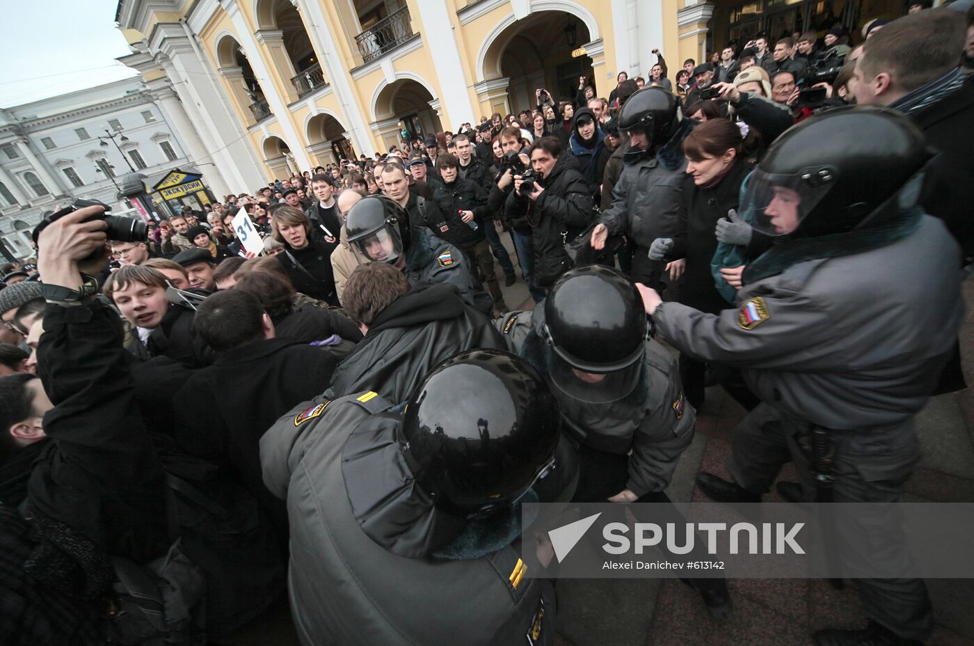 Unauthorized rally participants apprehended in St Petersburg