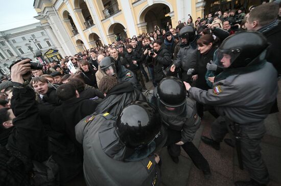 Unauthorized rally participants apprehended in St Petersburg