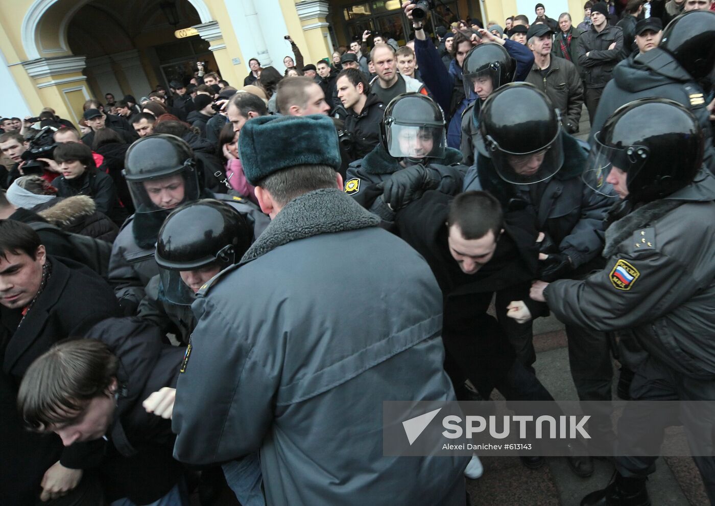 Unauthorized rally participants apprehended in St Petersburg