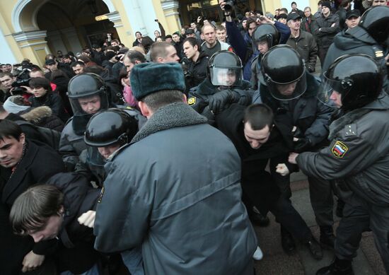 Unauthorized rally participants apprehended in St Petersburg