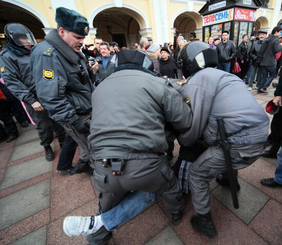 Unauthorized rally participants apprehended in St Petersburg