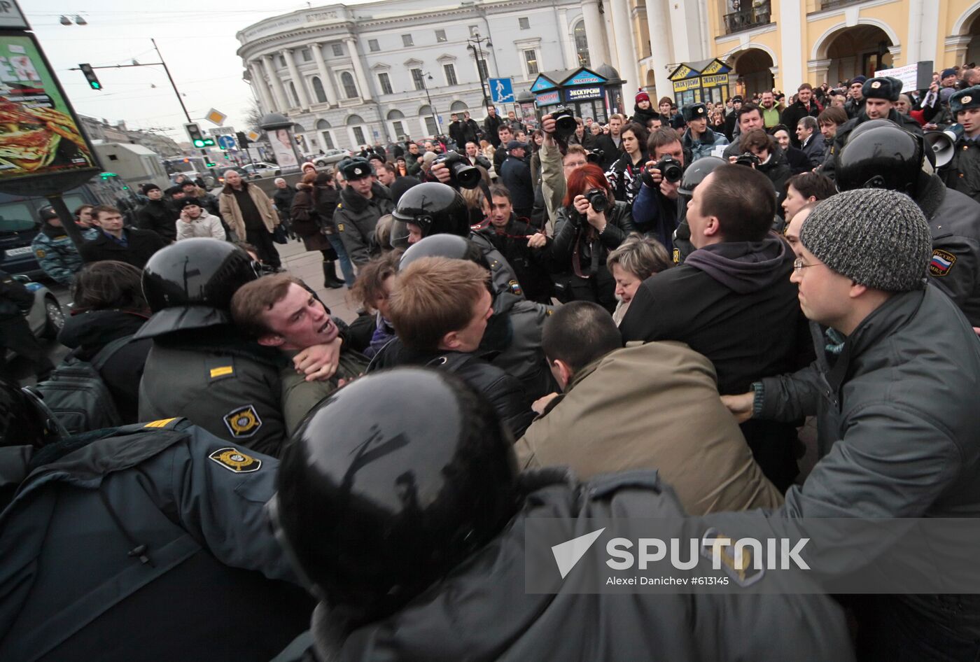 Unauthorized rally participants apprehended in St Petersburg