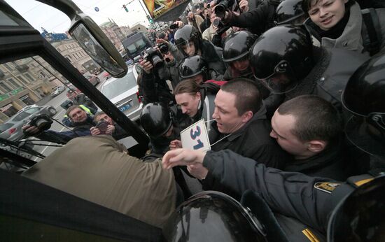 Unauthorized rally participants apprehended in St Petersburg