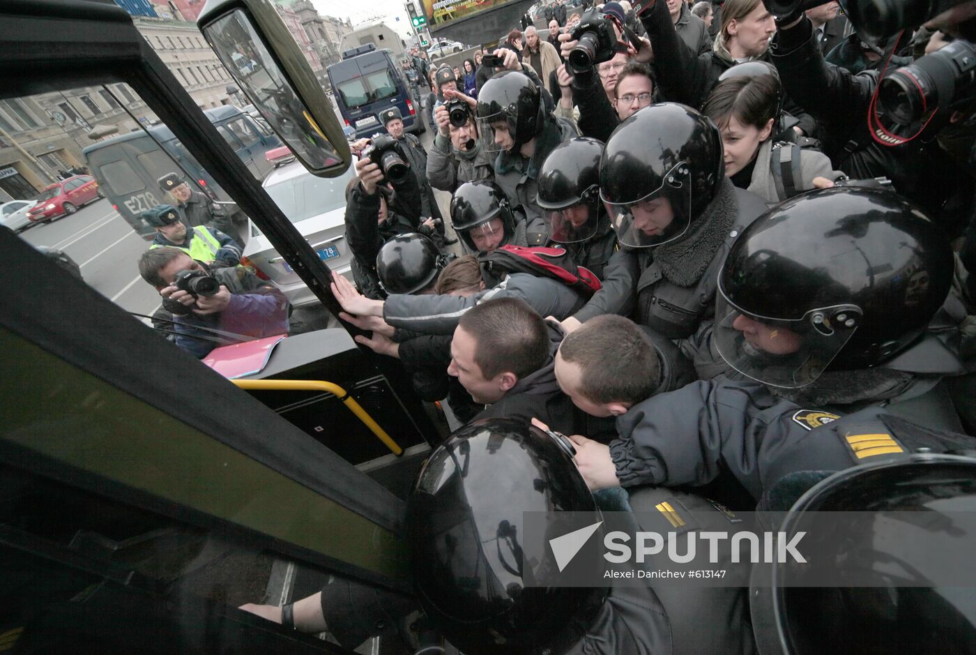 Unauthorized rally participants apprehended in St Petersburg