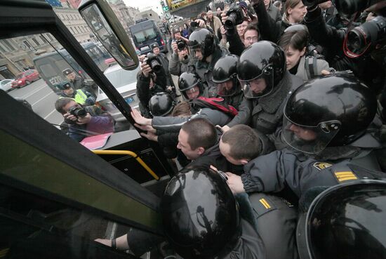 Unauthorized rally participants apprehended in St Petersburg