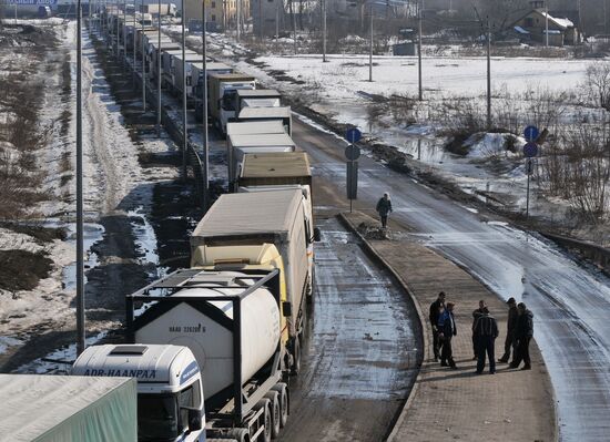 Commercial trucks form many-kilometer-long jam in Shushary