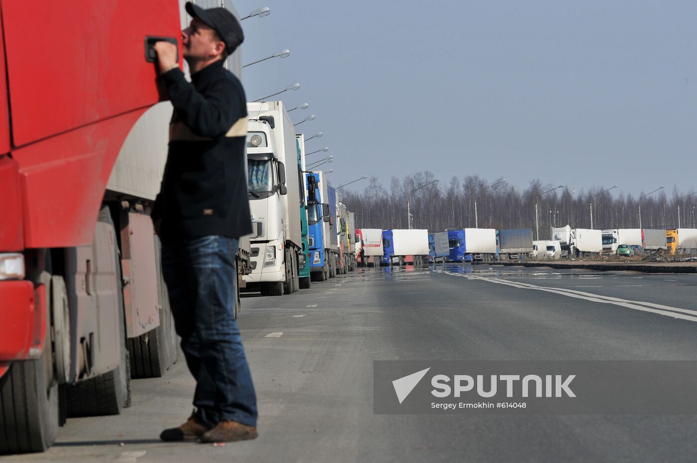 Commercial trucks form many-kilometer-long jam in Shushary