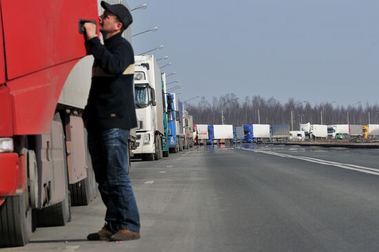 Commercial trucks form many-kilometer-long jam in Shushary