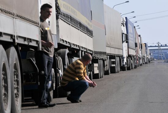 Commercial trucks form many-kilometer-long jam in Shushary