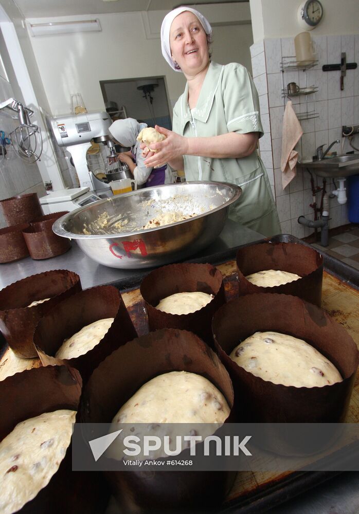 Baking Easter cakes at orthodox gymnaisum in Vladivostok