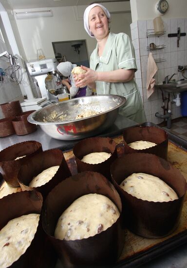 Baking Easter cakes at orthodox gymnaisum in Vladivostok