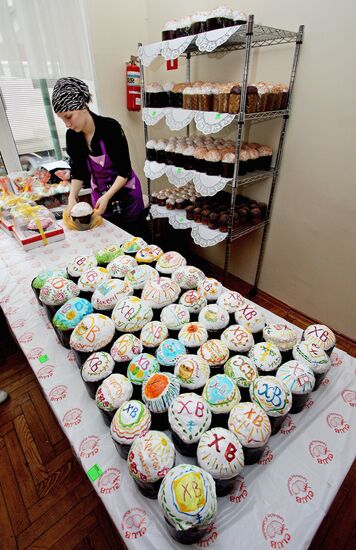 Baking Easter cakes at orthodox gymnaisum in Vladivostok