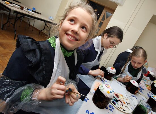 Baking Easter cakes at orthodox gymnaisum in Vladivostok