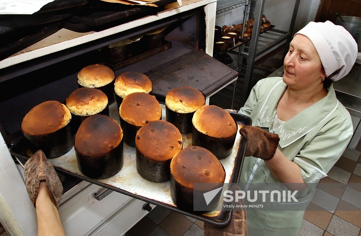 Baking Easter cakes at orthodox gymnaisum in Vladivostok