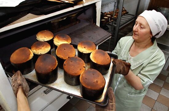 Baking Easter cakes at orthodox gymnaisum in Vladivostok