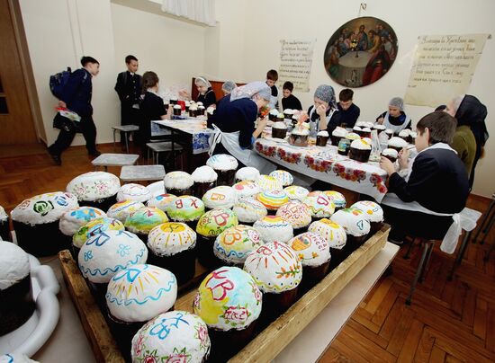 Baking Easter cakes at orthodox gymnaisum in Vladivostok