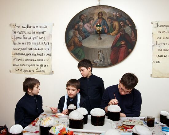 Baking Easter cakes at orthodox gymnaisum in Vladivostok