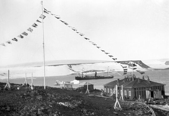 Arctic expedition on the icebreaker ship "Malygin"