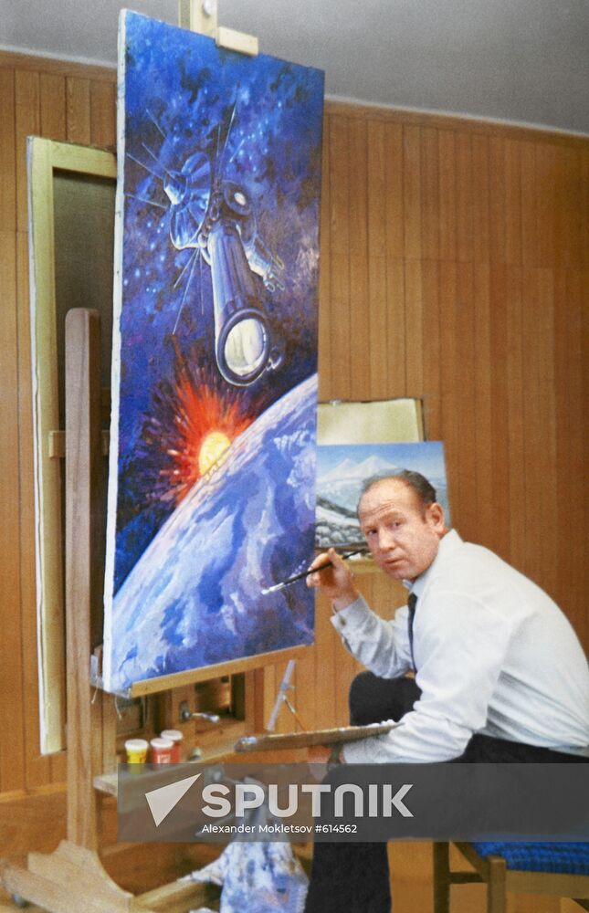 Cosmonaut Alexei Leonov in his art studio